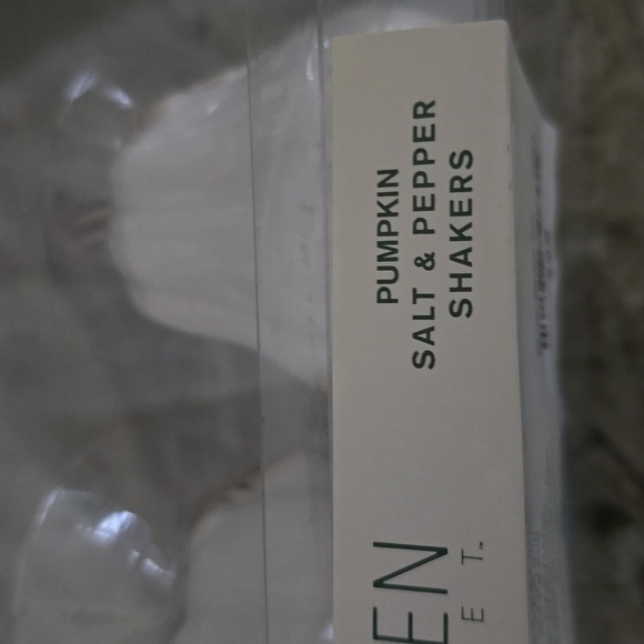 LINDEN STREET BRAND PUMPKIN SALT AND PEPPER SHAKERS - Picture 11 of 16